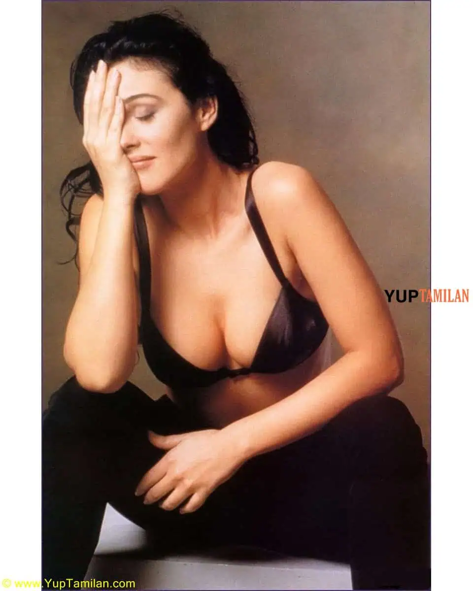 Monica Bellucci Sexy Bikini Photos 50