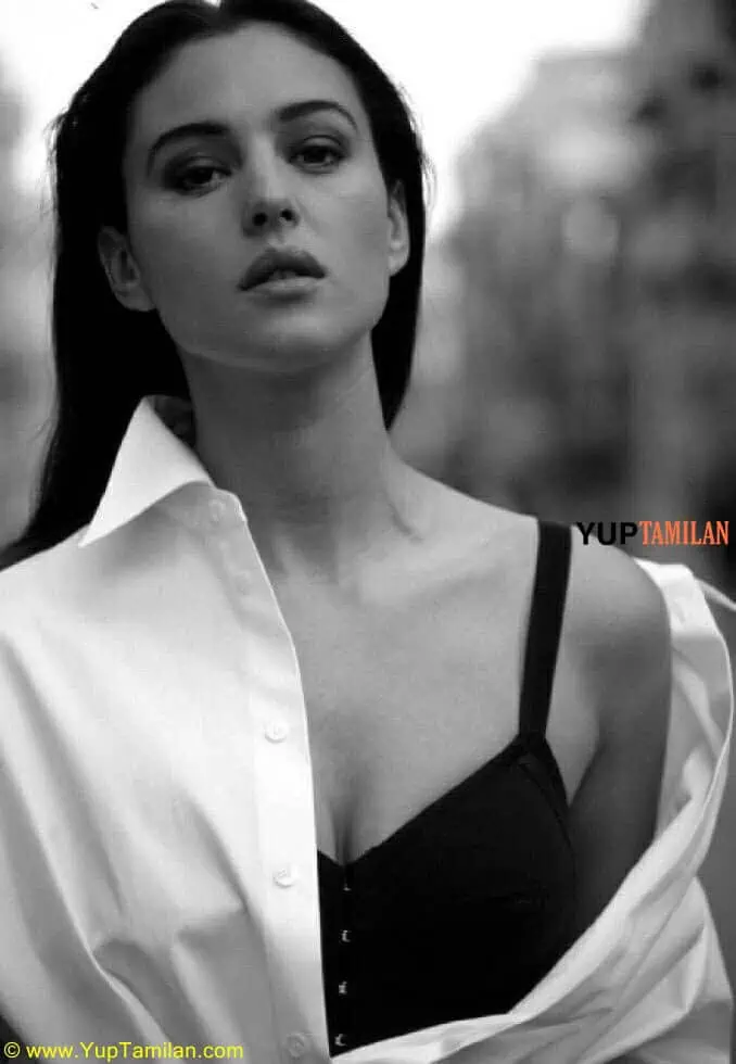 Monica Bellucci Sexy Bikini Photos 93